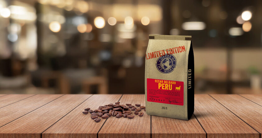 En pose med Cecar Delgado-kaffe står på en benk