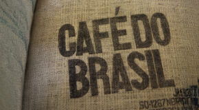 Nærbilde av en kaffesekk hvor det står «cafédo Brasil»