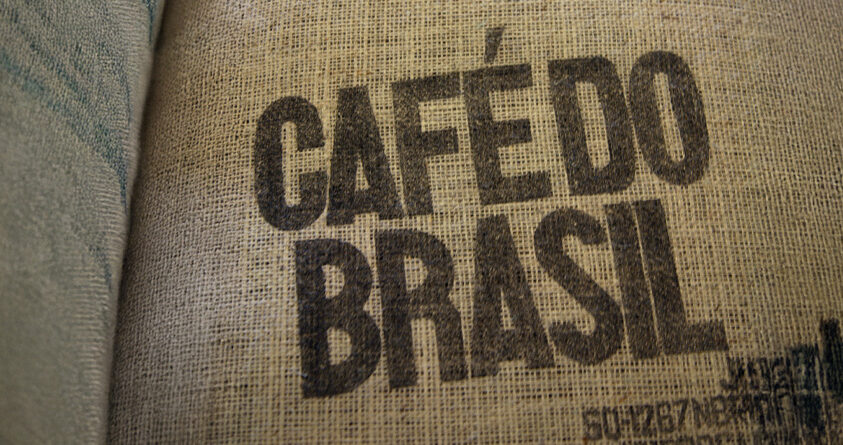 Nærbilde av en kaffesekk hvor det står «cafédo Brasil»