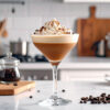 Et martiniglass med espresso martini-slush står på en kjøkkenbenk