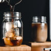 Det helles kald kaffe oppi et glass med isbiter