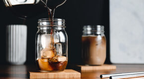 Det helles kald kaffe oppi et glass med isbiter