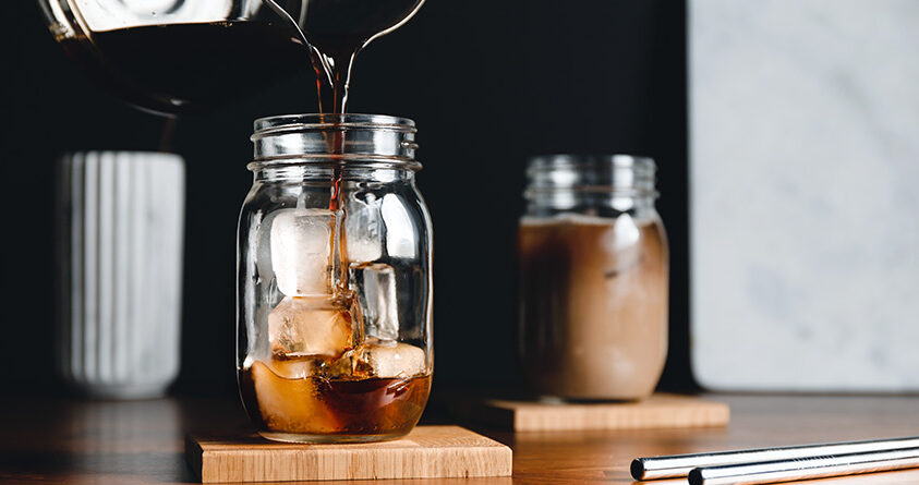 Det helles kald kaffe oppi et glass med isbiter