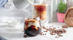 Havremelk helles oppi et glass med dirty chai islatte