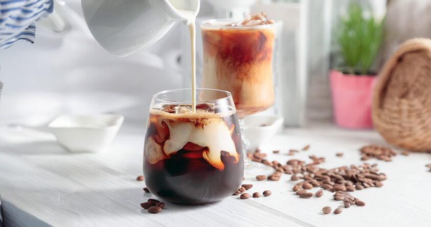 Havremelk helles oppi et glass med dirty chai islatte