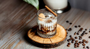 Et glass med iskaffe med horchata står på et drikkeunderlag