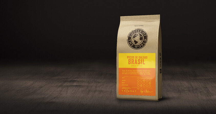 En pose med Poços de Caldas fra Coffee of the World står på et mørkt underlag