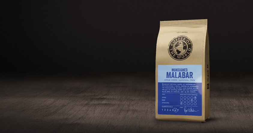En pose med Monsooned Malabar står på en mørk overflate