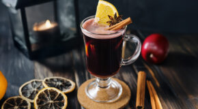 Et glass med toddy med eple og kaffe står på en kjøkkenbenk
