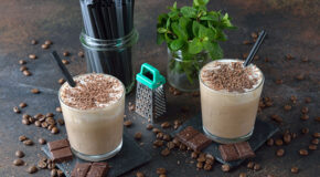 To glass med kaffe mocca med sopp står på en kjøkkenbenk
