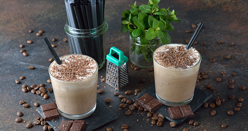 To glass med kaffe mocca med sopp står på en kjøkkenbenk