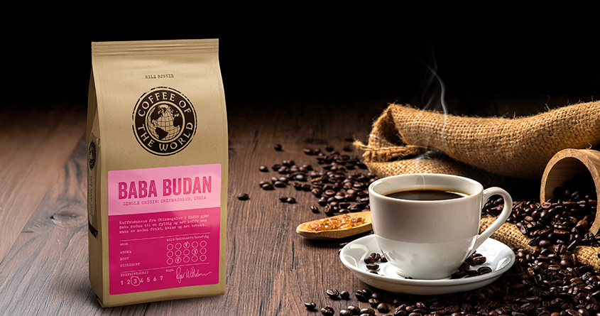 En pose med Baba Budan står ved siden av en kopp med kaffe
