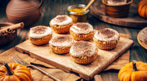 Seks gresskarmuffins med kaffe ligger på en fjøl