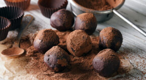 Kaffetrøfler rullet i kakaopulver ligger på en kjøkkenbenk