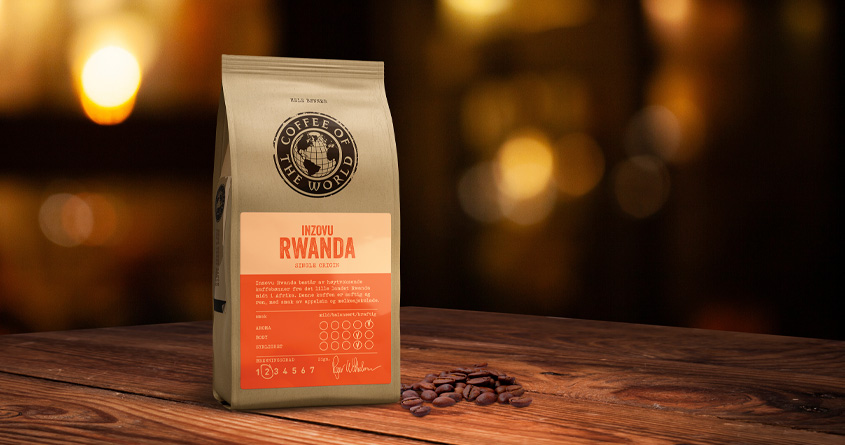 En pose med Inzovu Rwanda er foran et mørkt bakteppe