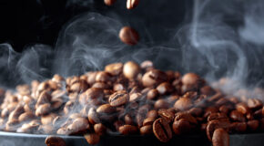 Nærbilde av kaffebønner som ryker etter kaffebrenning