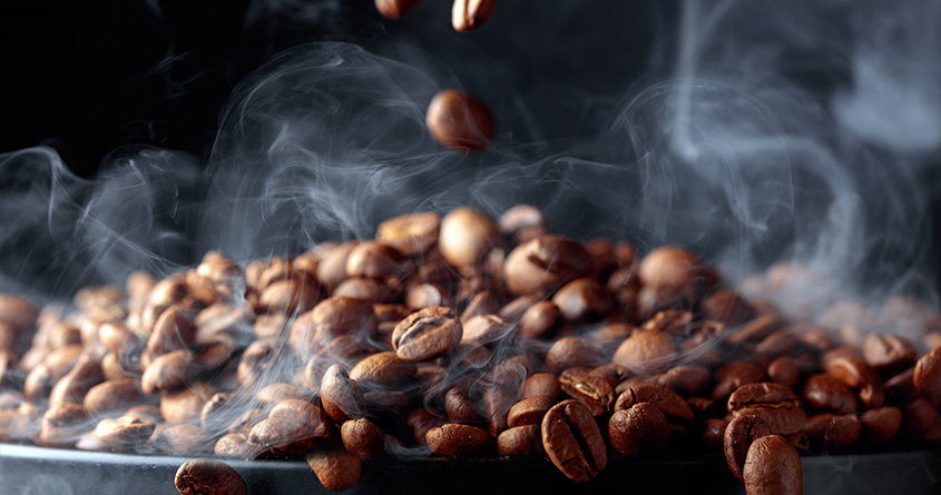Nærbilde av kaffebønner som ryker etter kaffebrenning
