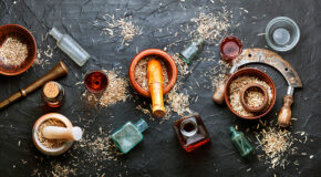 Flere små skåler med ulike funksjonelle ingredienser ligger på en kjøkkenbenk