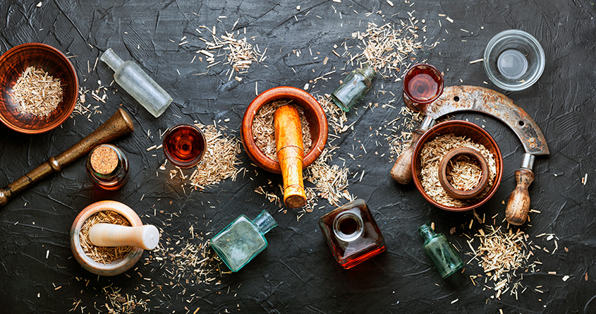 Flere små skåler med ulike funksjonelle ingredienser ligger på en kjøkkenbenk