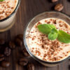 To kaffe-panna cottaer står klare for servering