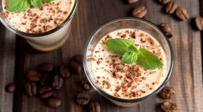To kaffe-panna cottaer står klare for servering