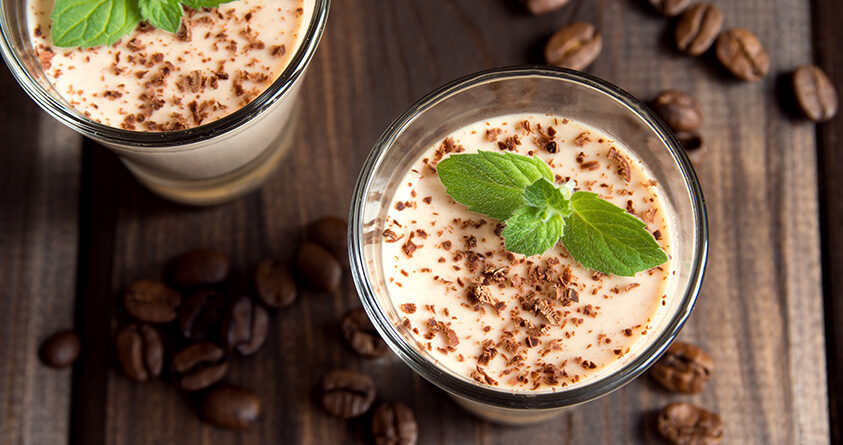 To kaffe-panna cottaer står klare for servering