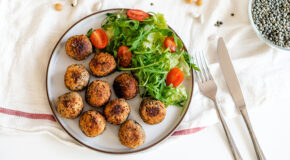 En tallerken med plantebaserte kjøttboller