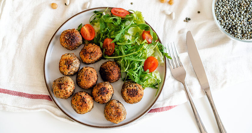 En tallerken med plantebaserte kjøttboller