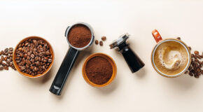 Diverse utstyr for å brygge espresso ligger ved siden av hverandre på et lyst underlag