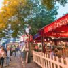 En gate i Paris med mange koselige kaféer