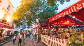 En gate i Paris med mange koselige kaféer