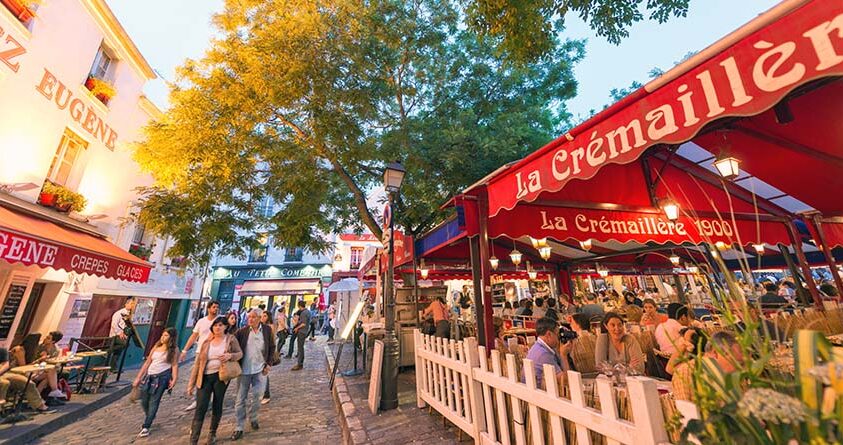 En gate i Paris med mange koselige kaféer